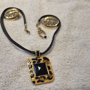 Elegant Black and Gold Pendant Necklace